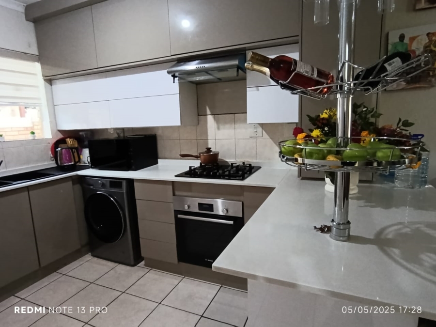 To Let 3 Bedroom Property for Rent in Heuwelsig Estate Gauteng