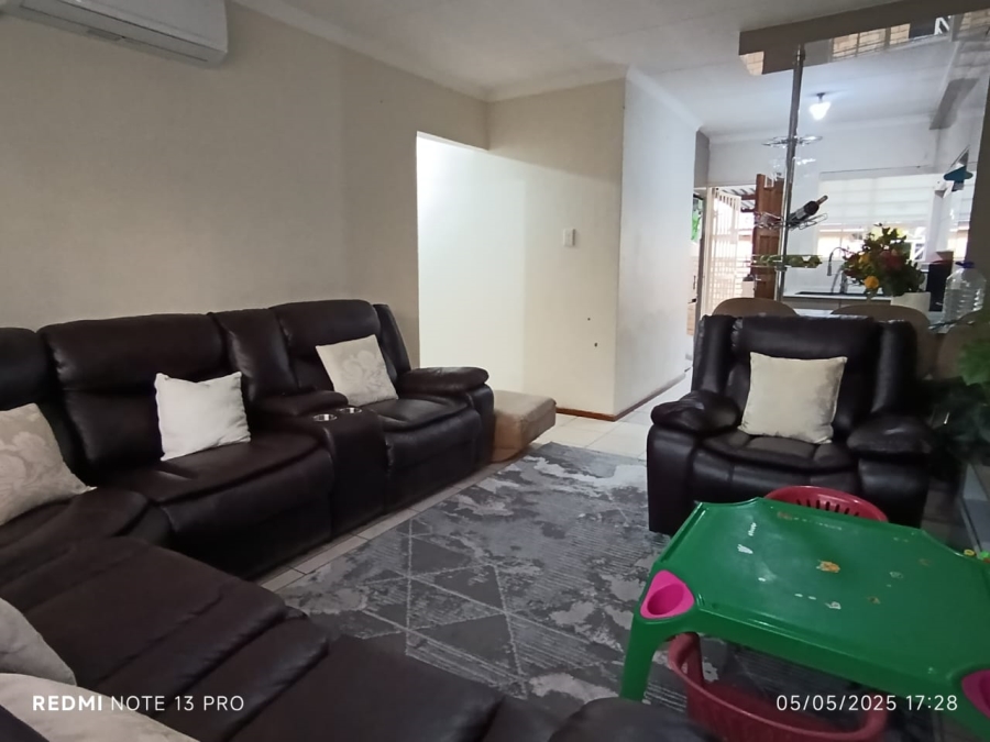 To Let 3 Bedroom Property for Rent in Heuwelsig Estate Gauteng
