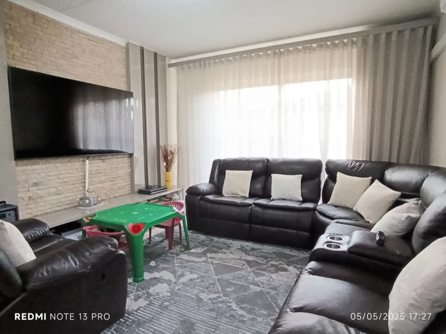 To Let 3 Bedroom Property for Rent in Heuwelsig Estate Gauteng