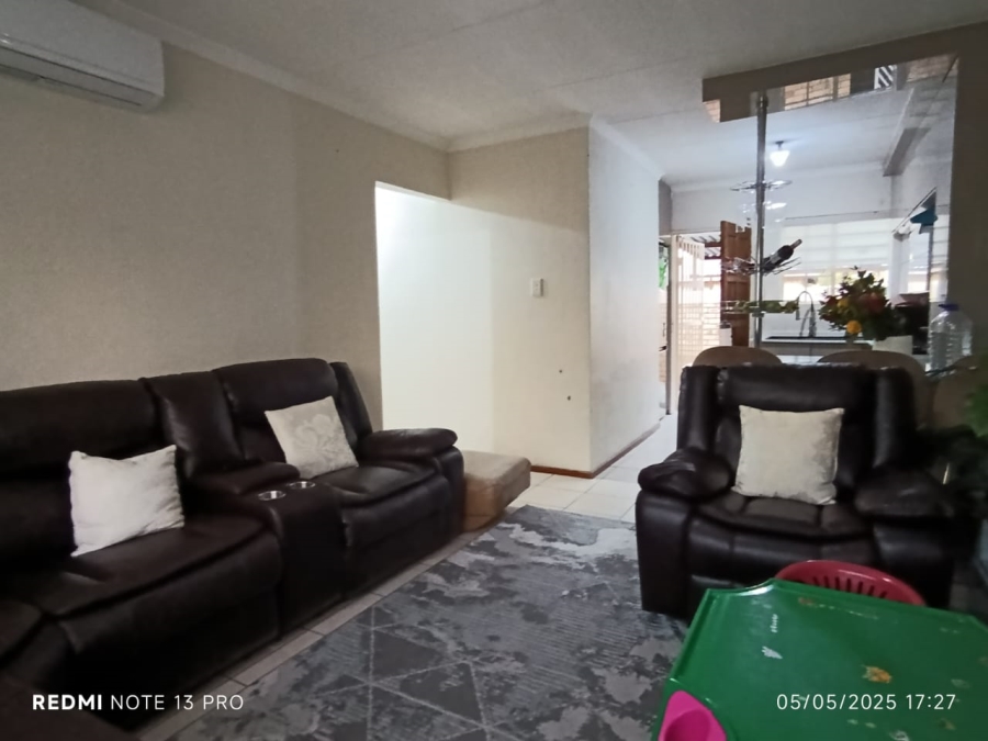 To Let 3 Bedroom Property for Rent in Heuwelsig Estate Gauteng