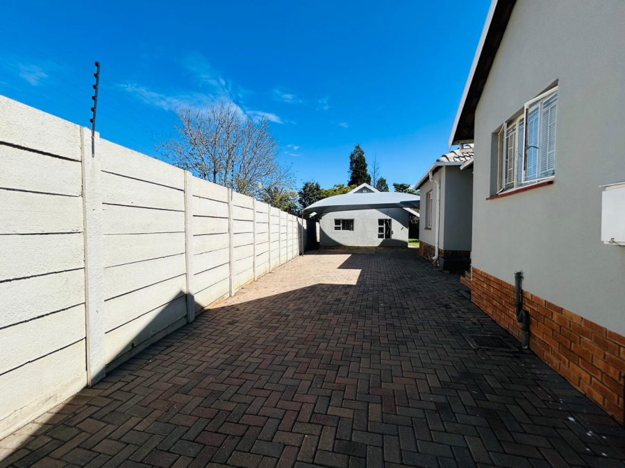 To Let 3 Bedroom Property for Rent in Vorna Valley Gauteng