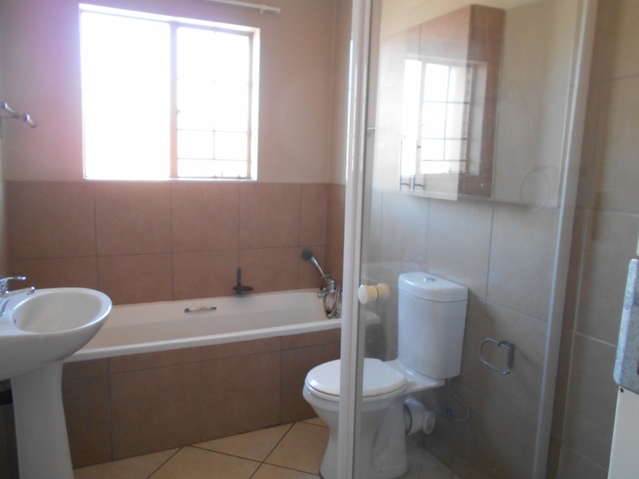 To Let 2 Bedroom Property for Rent in Monavoni Gauteng