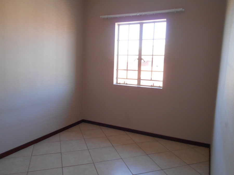 To Let 2 Bedroom Property for Rent in Monavoni Gauteng