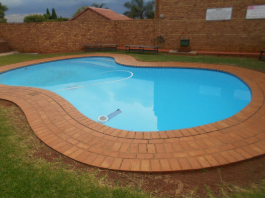 To Let 2 Bedroom Property for Rent in Die Hoewes Gauteng