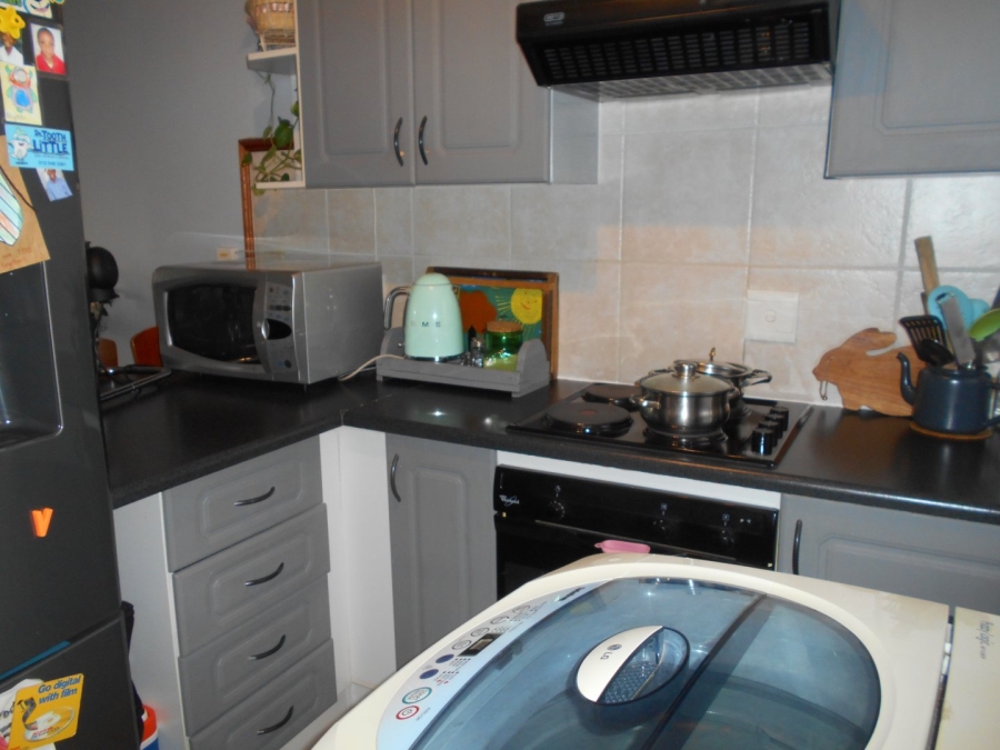 To Let 2 Bedroom Property for Rent in Die Hoewes Gauteng