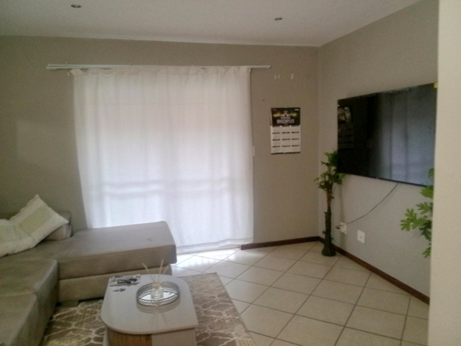 2 Bedroom Property for Sale in Monavoni Gauteng