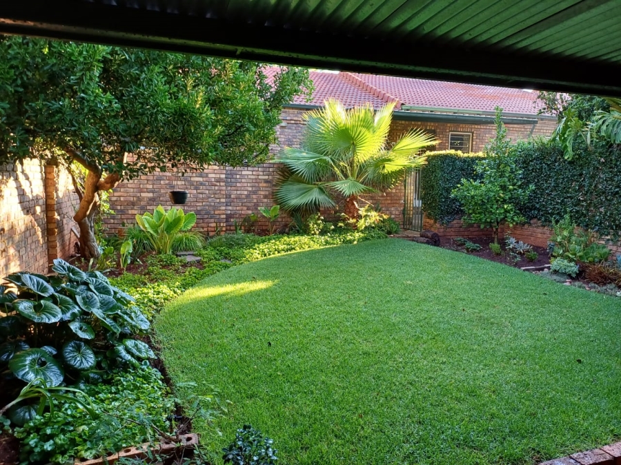 2 Bedroom Property for Sale in Die Hoewes Gauteng