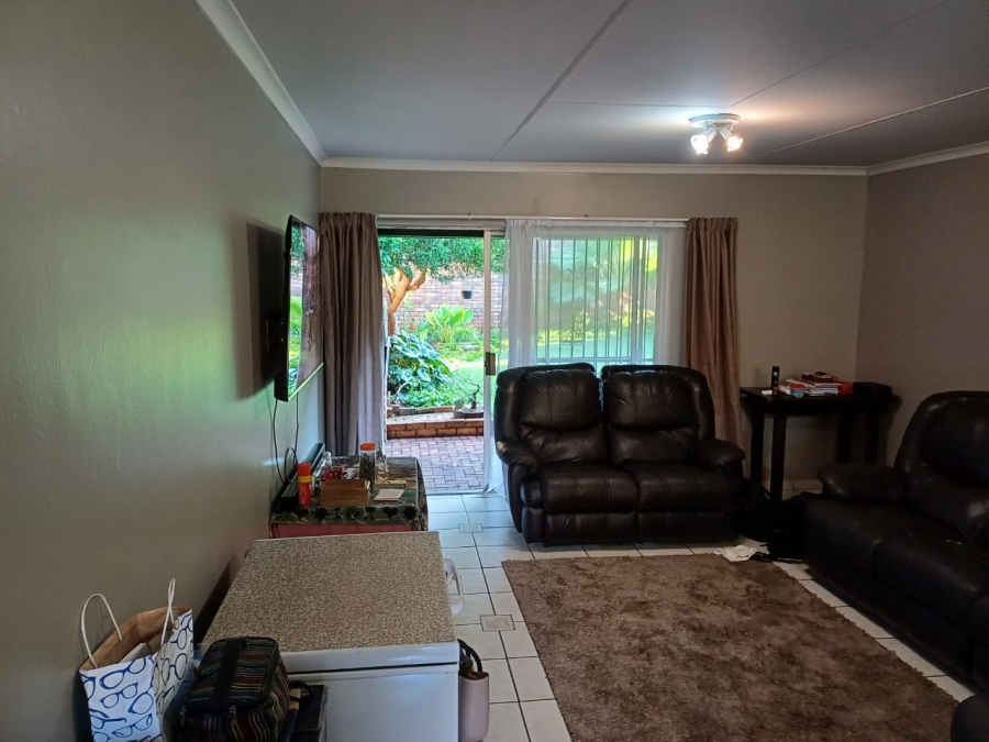 2 Bedroom Property for Sale in Die Hoewes Gauteng