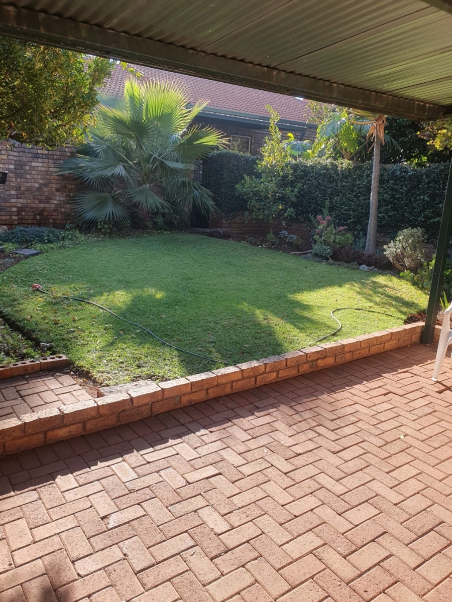 2 Bedroom Property for Sale in Die Hoewes Gauteng