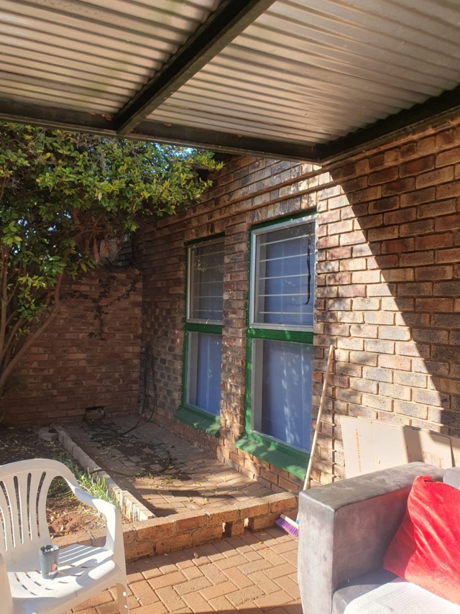 2 Bedroom Property for Sale in Die Hoewes Gauteng