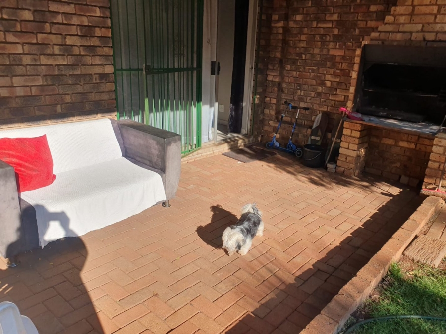 2 Bedroom Property for Sale in Die Hoewes Gauteng
