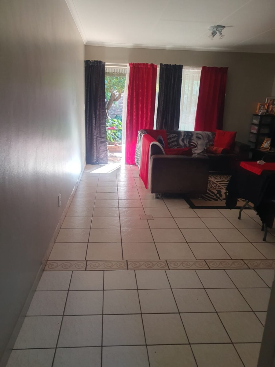 2 Bedroom Property for Sale in Die Hoewes Gauteng