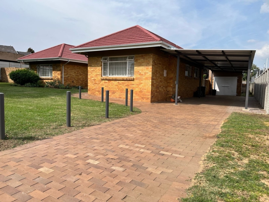 To Let 3 Bedroom Property for Rent in Farrarmere Gauteng