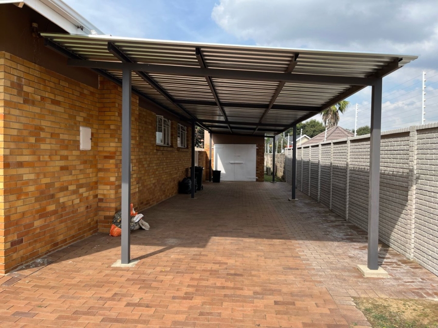 To Let 3 Bedroom Property for Rent in Farrarmere Gauteng