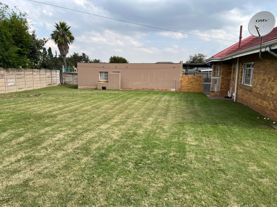 To Let 3 Bedroom Property for Rent in Farrarmere Gauteng