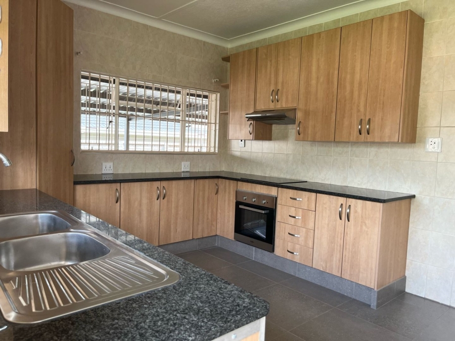 To Let 3 Bedroom Property for Rent in Farrarmere Gauteng