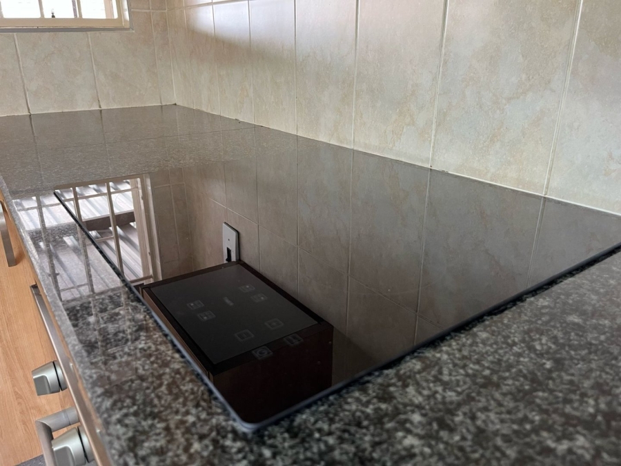 To Let 3 Bedroom Property for Rent in Farrarmere Gauteng