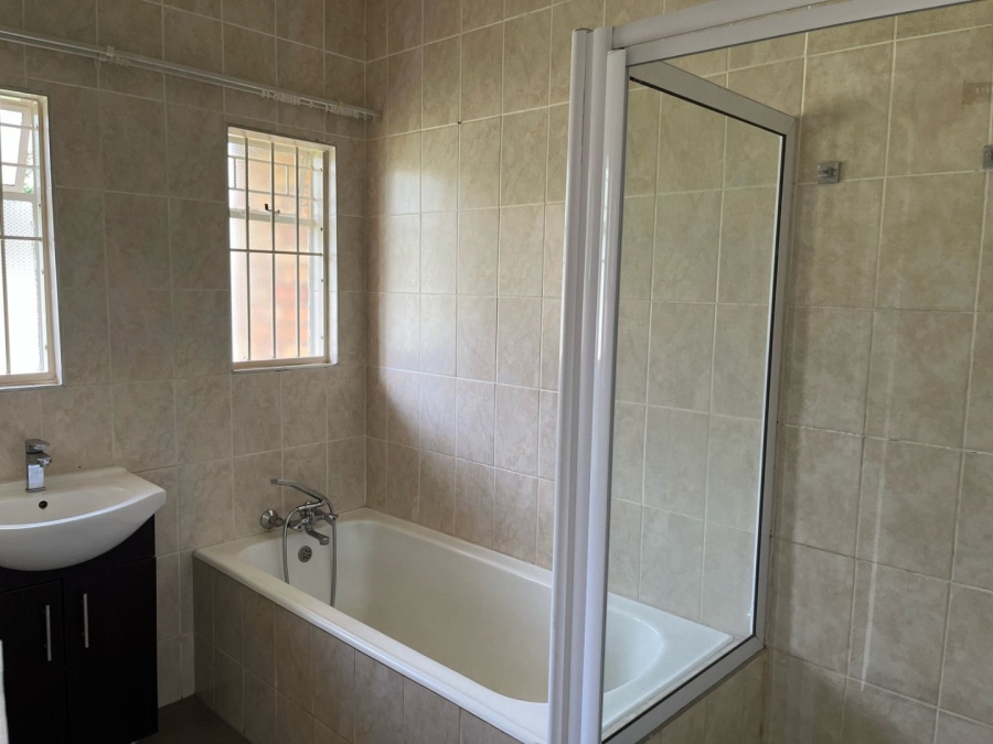 To Let 3 Bedroom Property for Rent in Farrarmere Gauteng