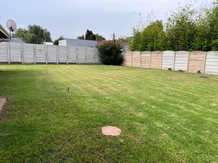 To Let 3 Bedroom Property for Rent in Farrarmere Gauteng