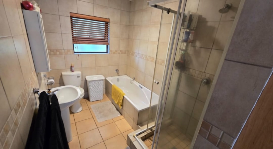 2 Bedroom Property for Sale in Kleinfontein A H Gauteng