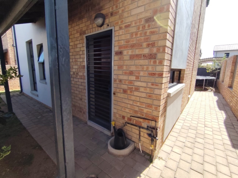 To Let 3 Bedroom Property for Rent in Amberfield Gauteng