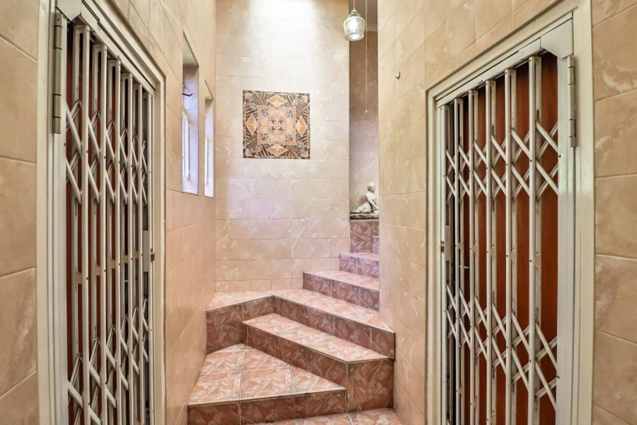 6 Bedroom Property for Sale in Floracliffe Gauteng