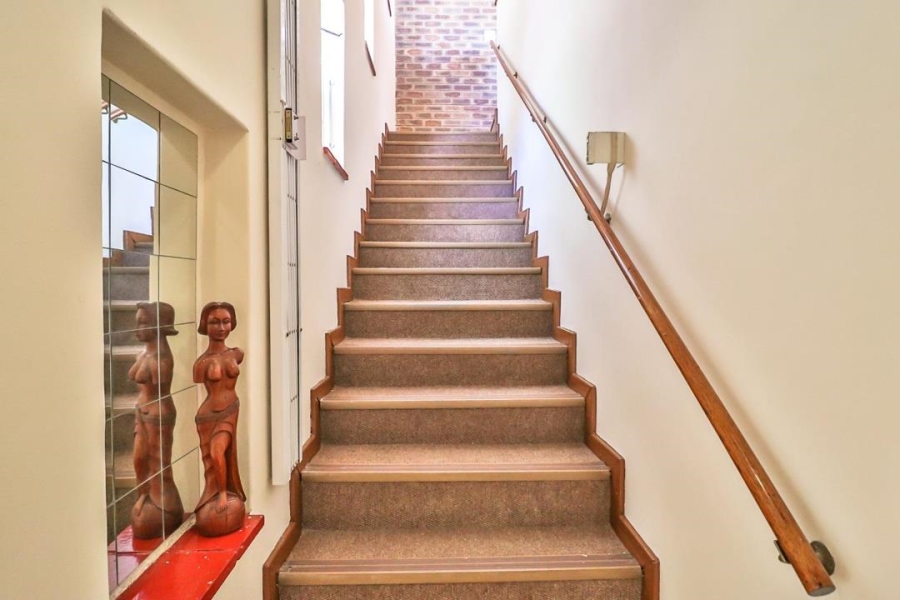 6 Bedroom Property for Sale in Floracliffe Gauteng