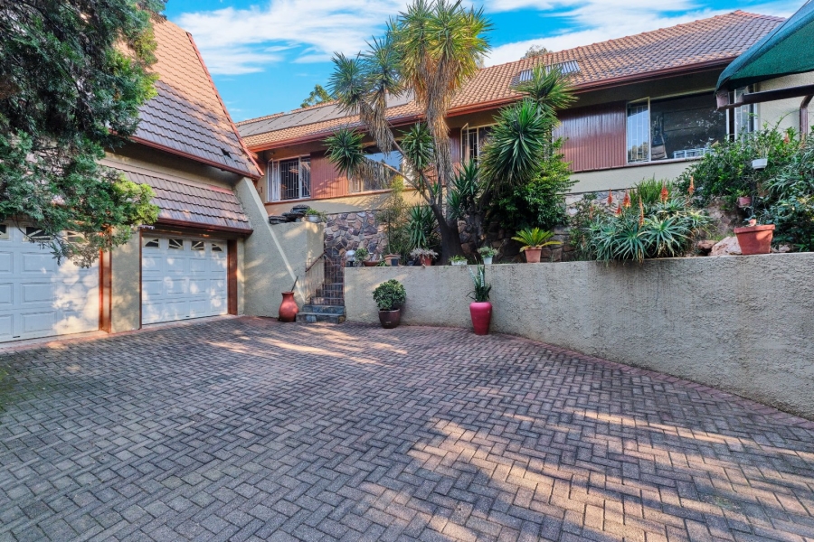6 Bedroom Property for Sale in Floracliffe Gauteng