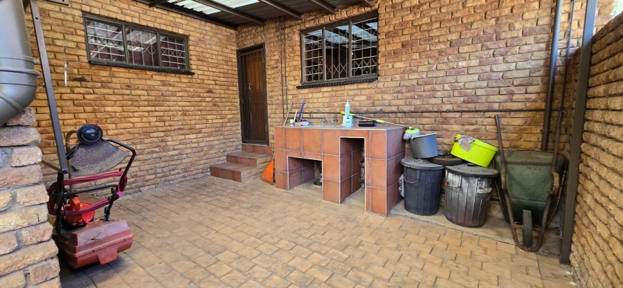4 Bedroom Property for Sale in Bassonia Gauteng