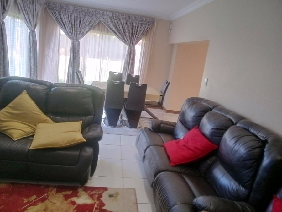 5 Bedroom Property for Sale in Rooihuiskraal North Gauteng