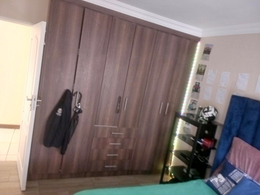 5 Bedroom Property for Sale in Rooihuiskraal North Gauteng