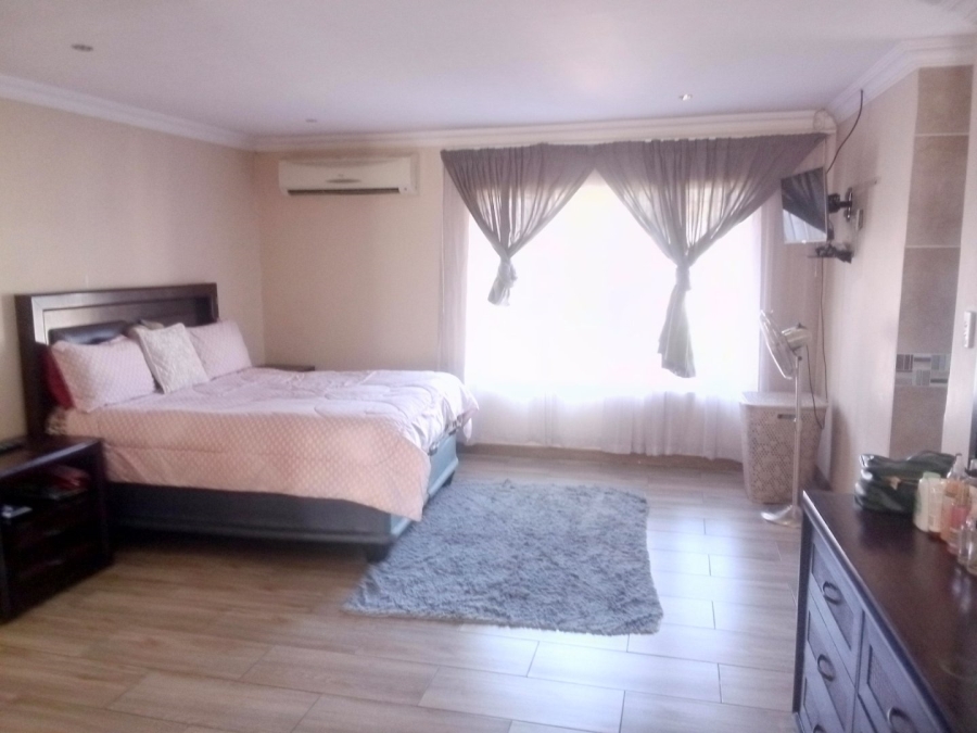 5 Bedroom Property for Sale in Rooihuiskraal North Gauteng