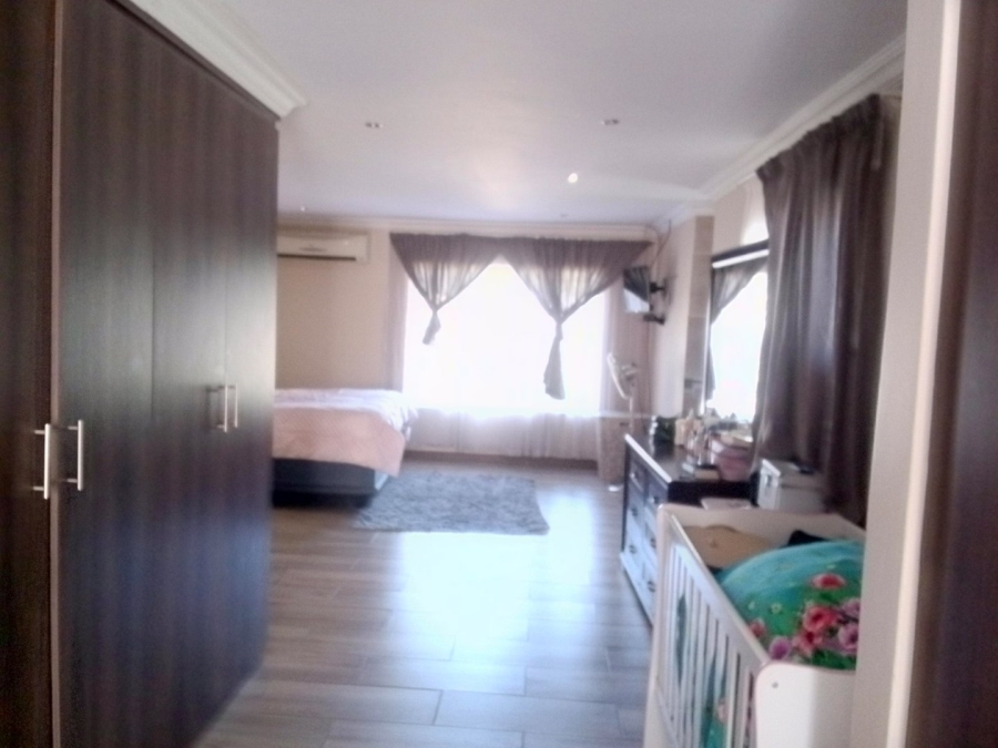 5 Bedroom Property for Sale in Rooihuiskraal North Gauteng