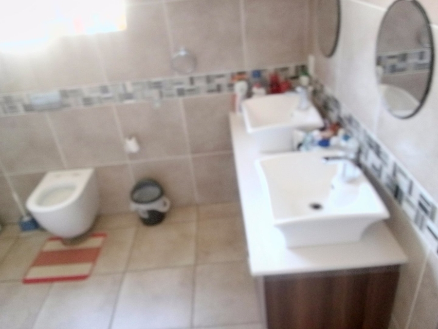 5 Bedroom Property for Sale in Rooihuiskraal North Gauteng