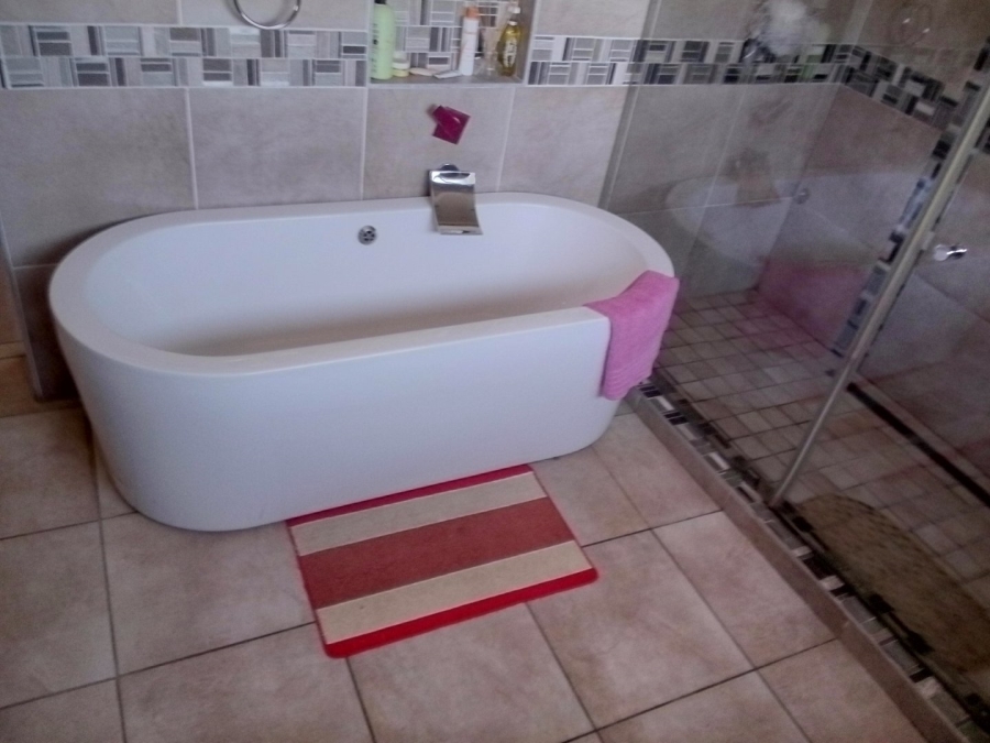 5 Bedroom Property for Sale in Rooihuiskraal North Gauteng
