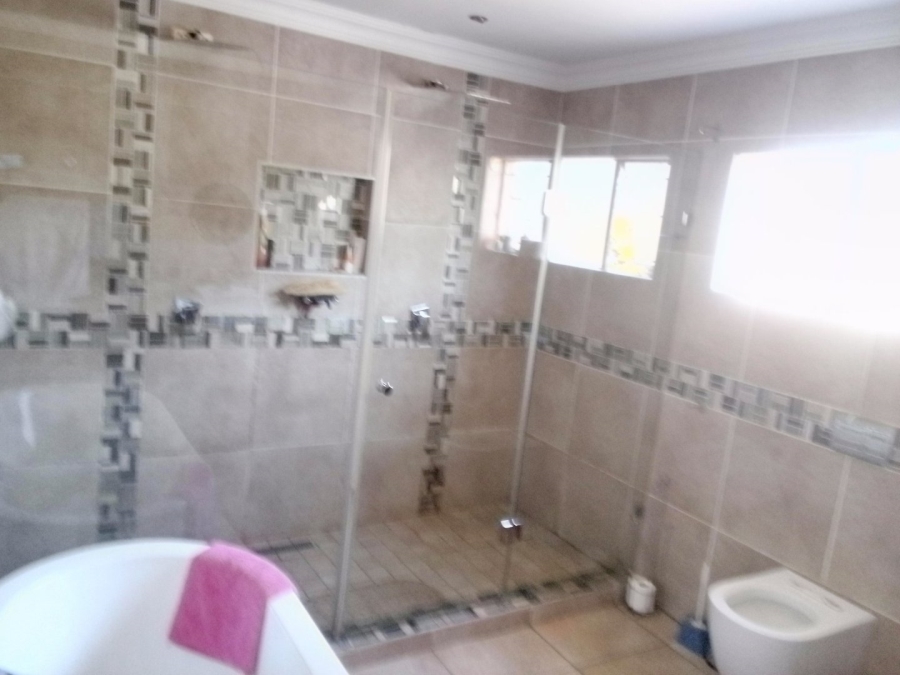 5 Bedroom Property for Sale in Rooihuiskraal North Gauteng