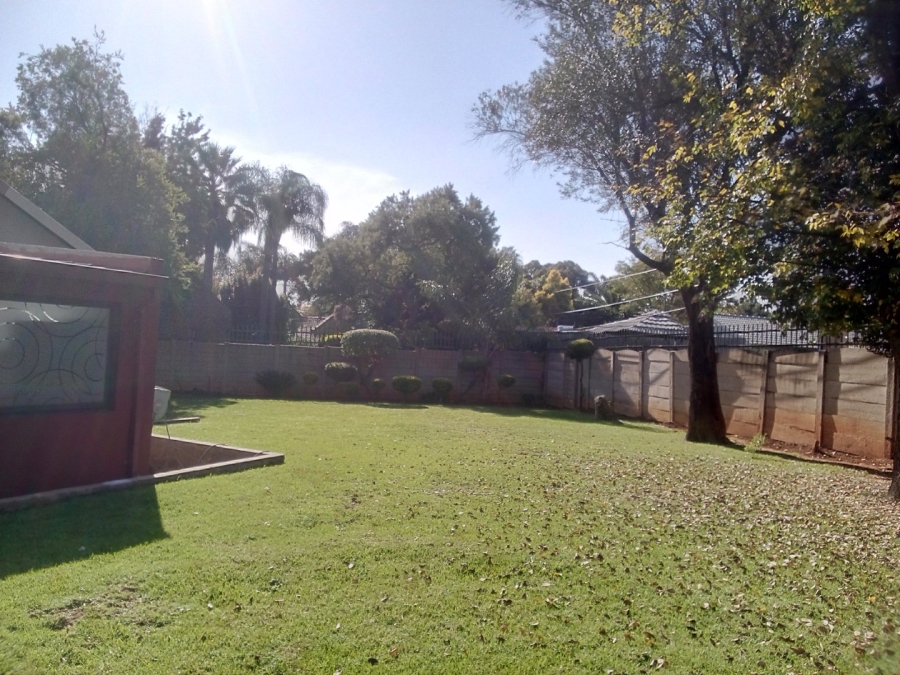 5 Bedroom Property for Sale in Rooihuiskraal North Gauteng