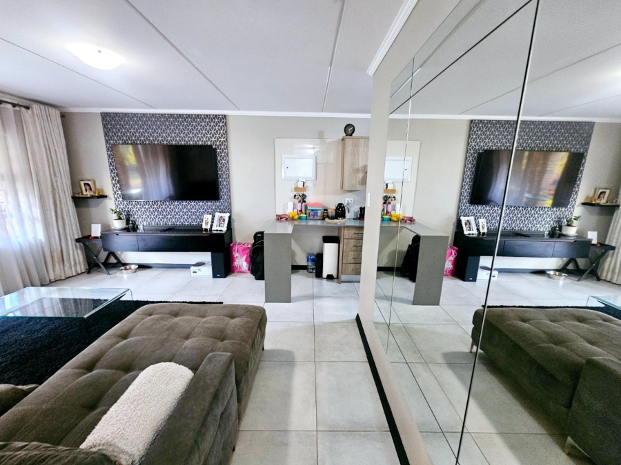 To Let 2 Bedroom Property for Rent in Amberfield Gauteng