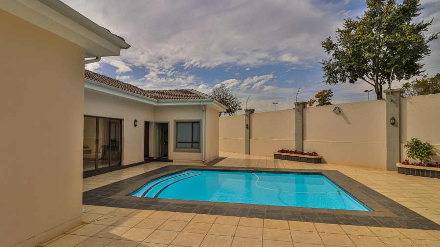 2 Bedroom Property for Sale in Noordwyk Gauteng