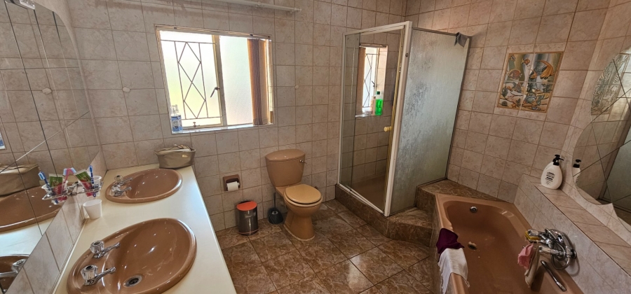 5 Bedroom Property for Sale in Three Rivers Gauteng