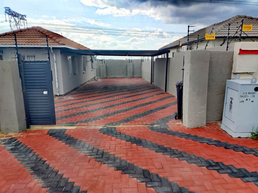 3 Bedroom Property for Sale in Blue Hills AH Gauteng