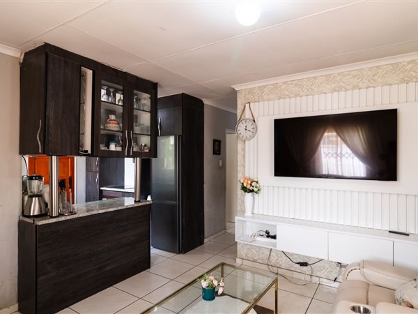 3 Bedroom Property for Sale in Blue Hills AH Gauteng