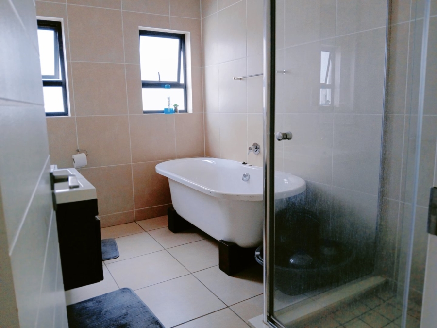 2 Bedroom Property for Sale in Greenstone Crest Gauteng