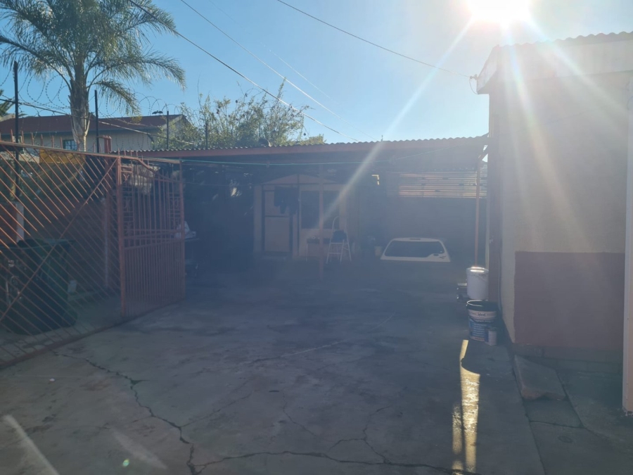 4 Bedroom Property for Sale in Lenasia Ext 8 Gauteng