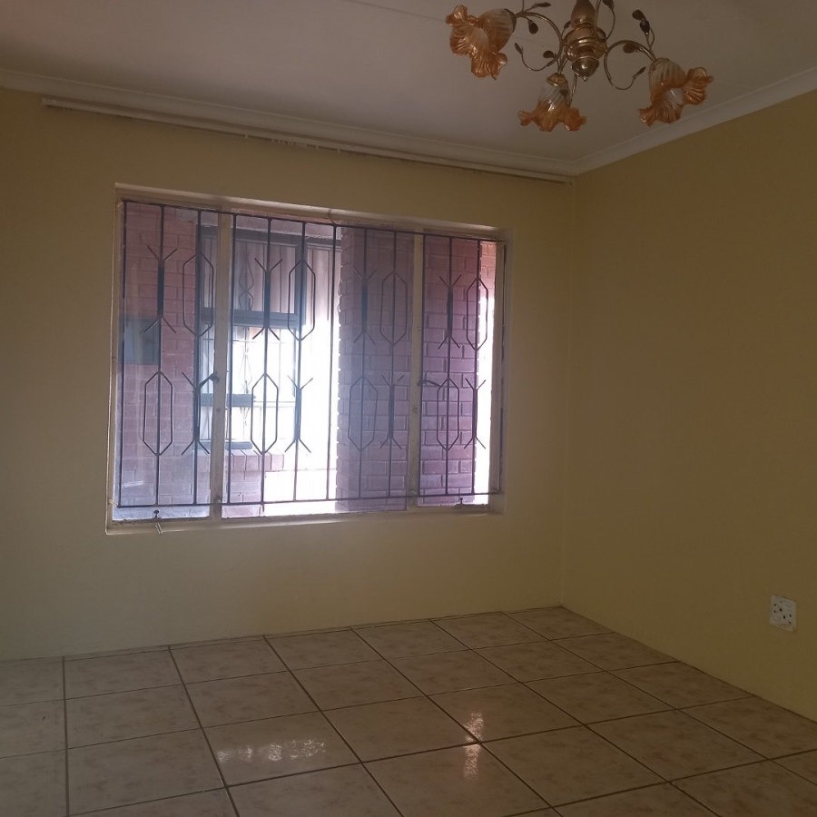 To Let 2 Bedroom Property for Rent in Clayville Gauteng