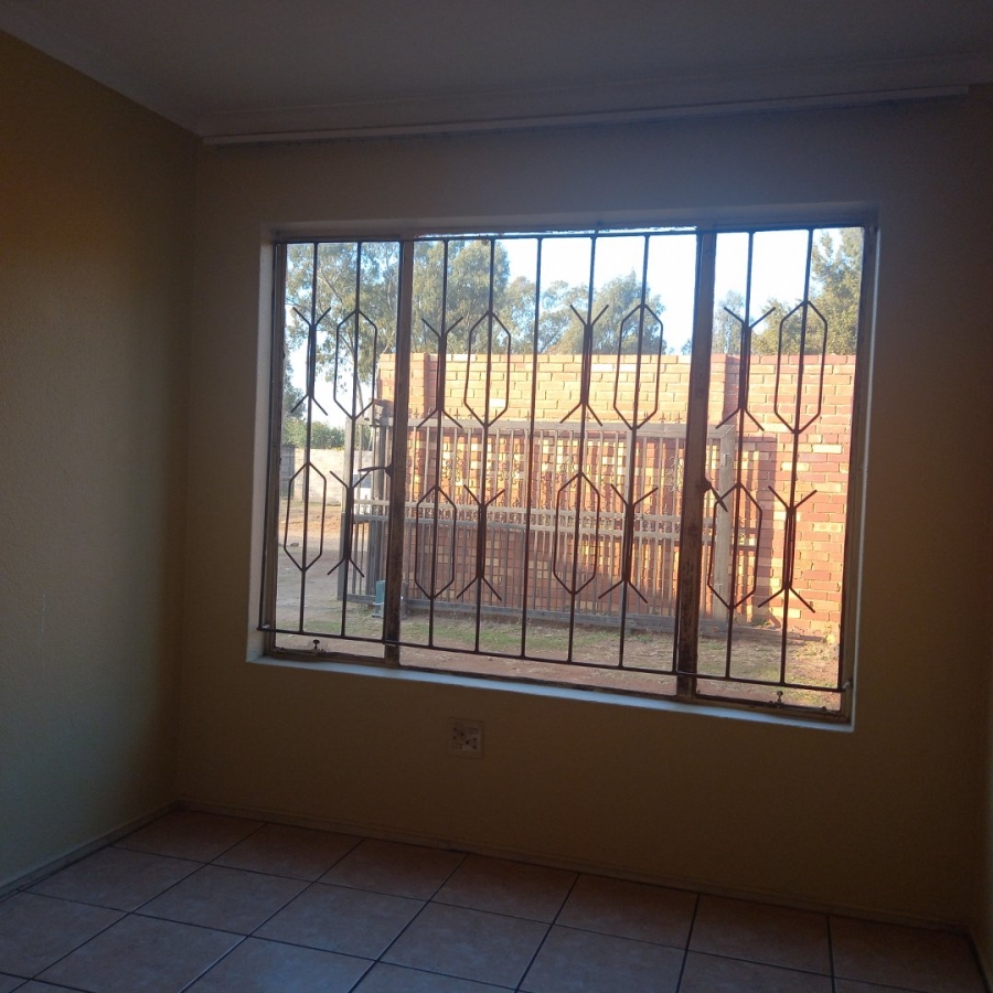 To Let 2 Bedroom Property for Rent in Clayville Gauteng