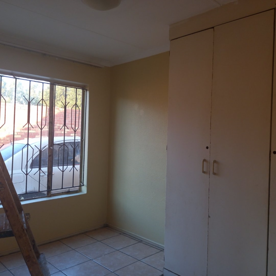 To Let 2 Bedroom Property for Rent in Clayville Gauteng