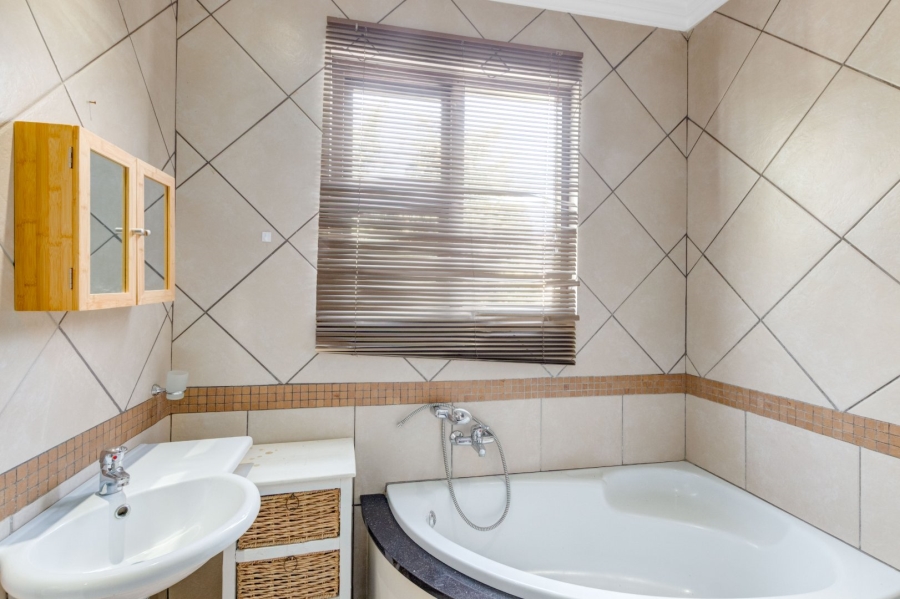7 Bedroom Property for Sale in Saddlebrook Estate Gauteng