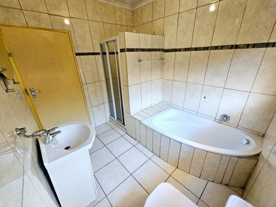 To Let 4 Bedroom Property for Rent in Heuweloord Gauteng