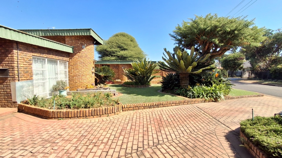 7 Bedroom Property for Sale in Dorandia Gauteng